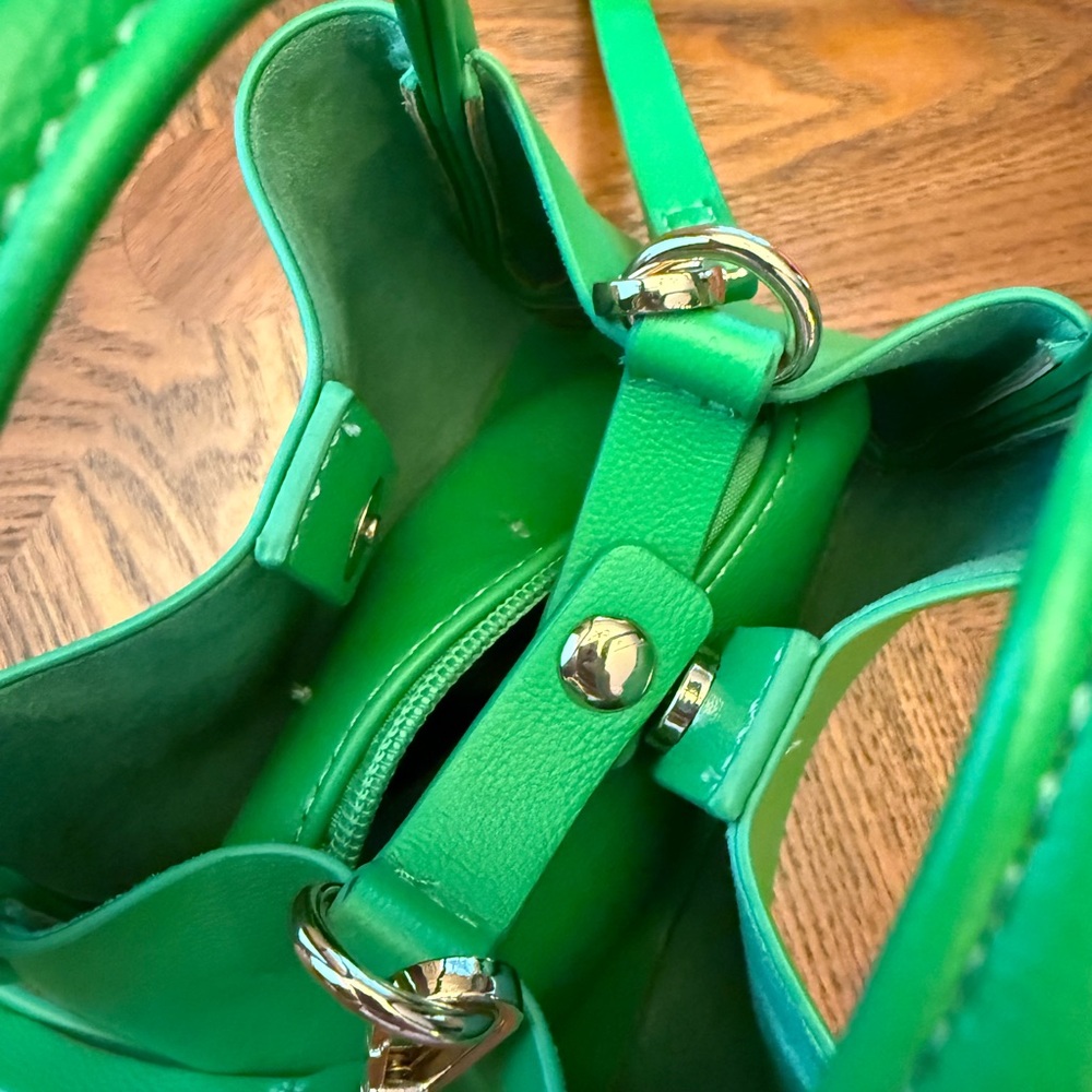 Chic Green Handbag - Picture 3 of 4